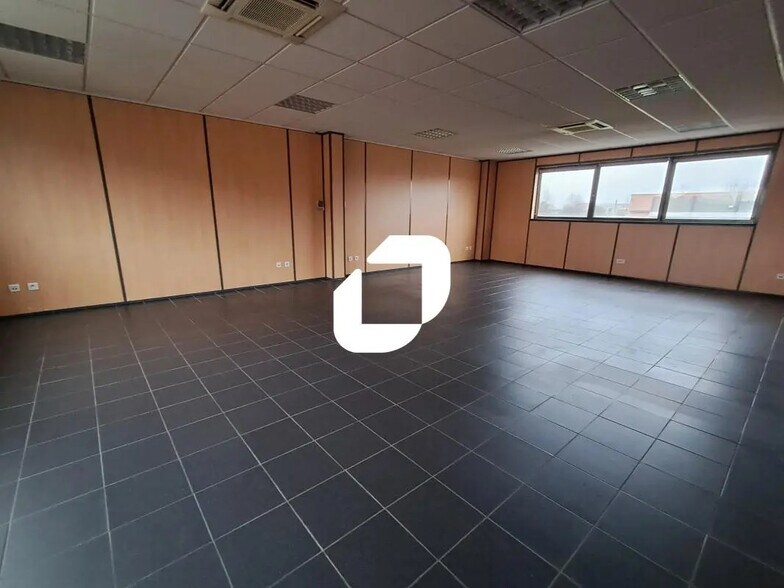 Office in Armentières for lease - Building Photo - Image 1 of 8
