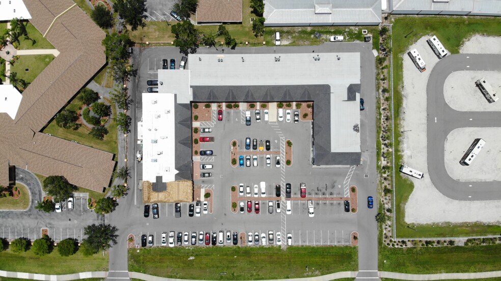 24901 Sandhill Blvd, Punta Gorda, FL à louer - Photo du bâtiment - Image 2 de 18