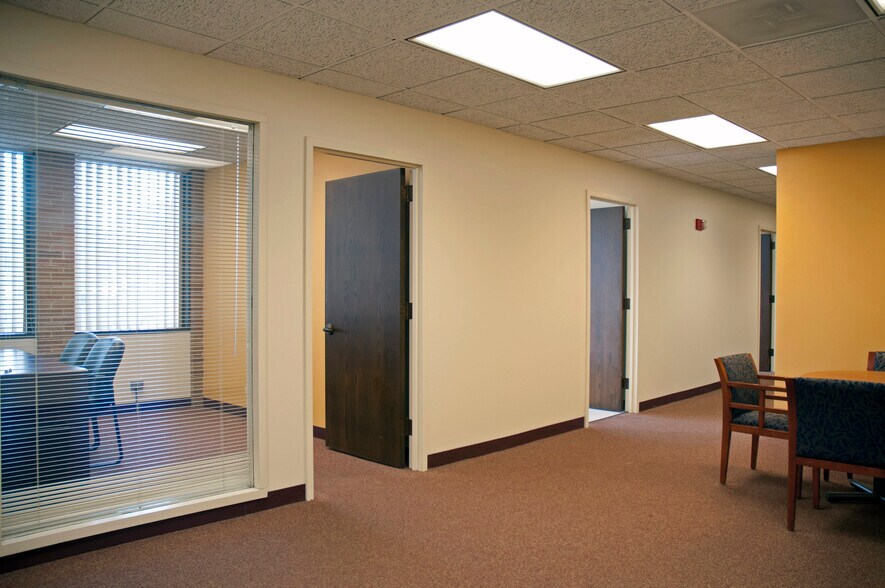 2340 S River Rd, Des Plaines, IL for lease - Interior Photo - Image 3 of 10