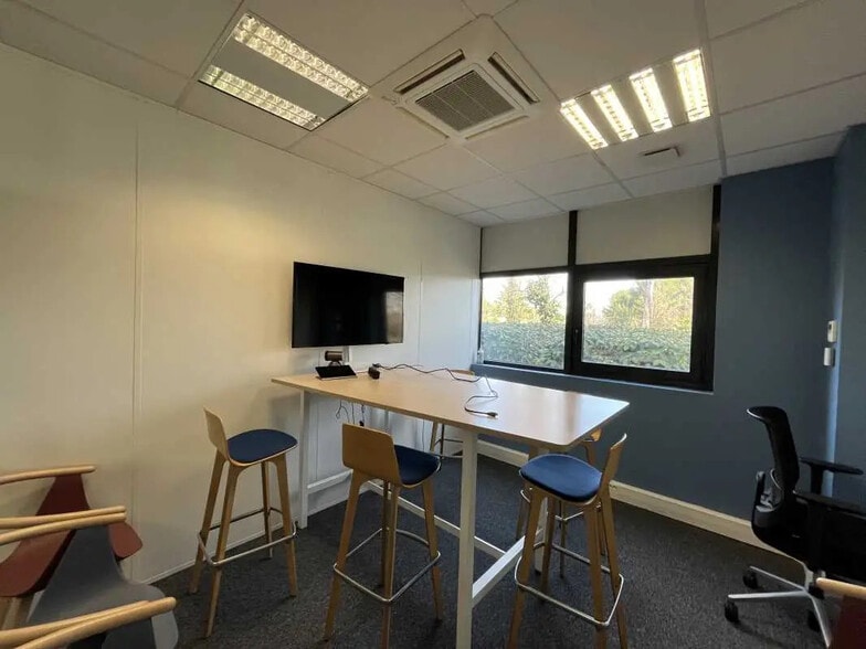 350 Avenue Jean-René Guillibert Gautier De La Lauzière, Aix-en-Provence for lease - Interior Photo - Image 3 of 17