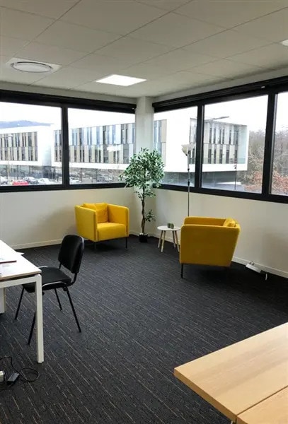 Office in Limonest for lease Interior Photo- Image 1 of 9