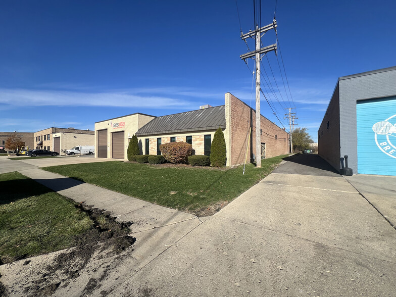 131 Garlisch Dr, Elk Grove Village, IL for lease - Building Photo - Image 2 of 5