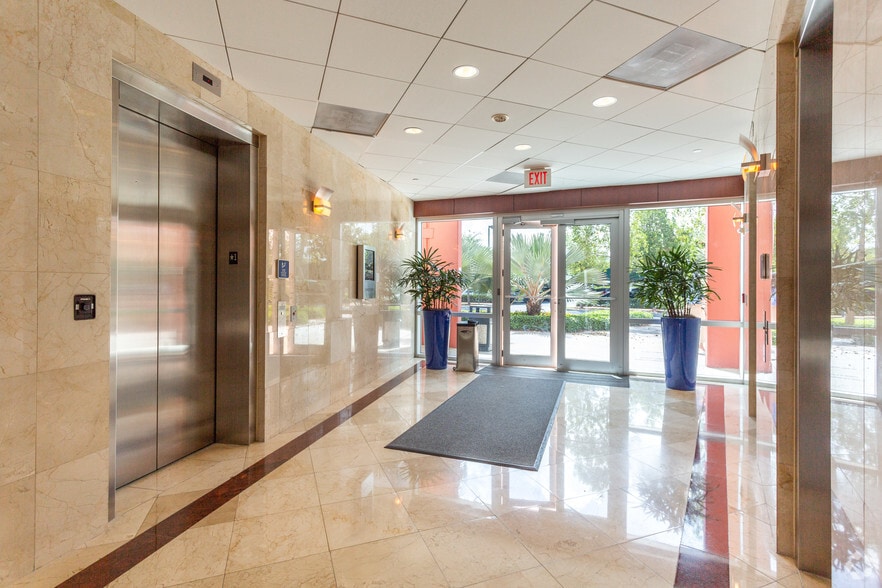 9850 NW 41st St, Doral, FL for lease - Lobby - Image 3 of 74