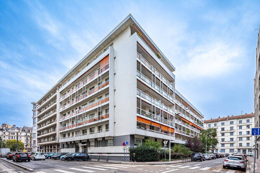 Office in Lyon for lease - Building Photo - Image 2 of 2