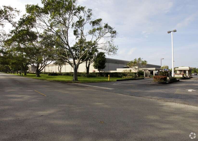 14100 NW 60th Ave, Miami Lakes, FL à louer - Photo du bâtiment - Image 3 de 6