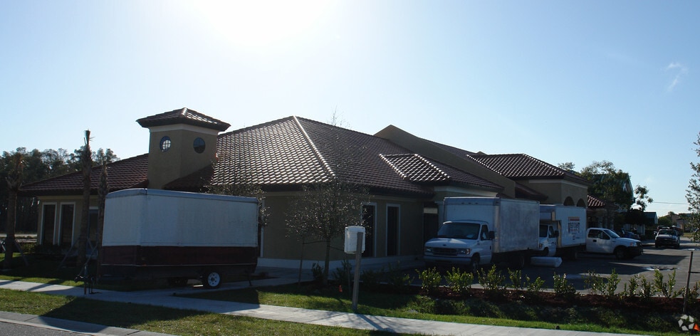 14131 Metropolis Ave, Fort Myers, FL à louer - Photo du bâtiment - Image 3 de 15