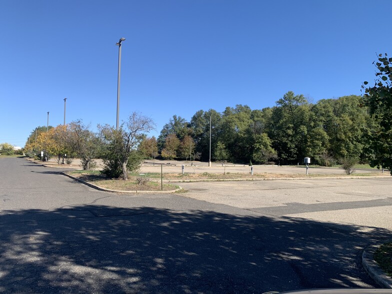 235 Willow Brook Rd, Freehold, NJ for lease - Building Photo - Image 2 of 6
