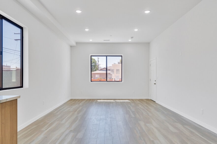 5622 Willowcrest Ave, North Hollywood, CA for sale - Interior Photo - Image 2 of 14