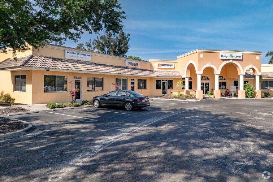 11637 Kelly Rd, Fort Myers, FL à louer - Photo du bâtiment - Image 2 de 6