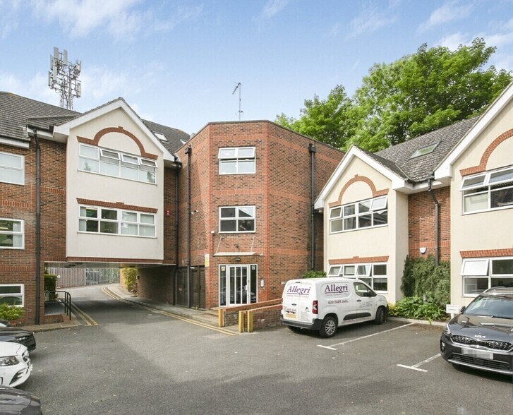 Moon Ln, Barnet à vendre - Photo du bâtiment - Image 2 de 8