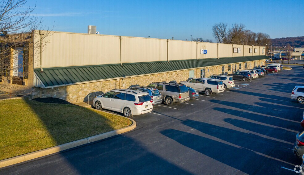 330 N Reading Rd, Ephrata, PA à louer - Photo du bâtiment - Image 2 de 12