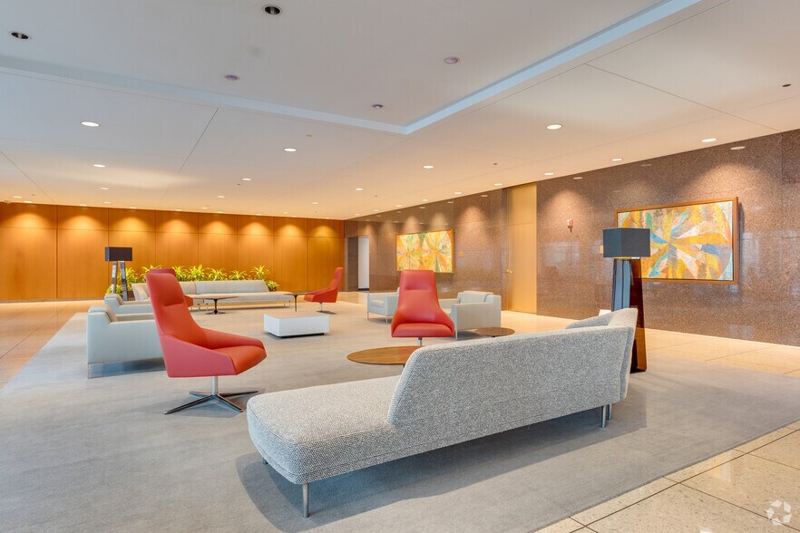 8745 W Higgins Rd, Chicago, IL à louer - Hall d’entrée - Image 2 de 7