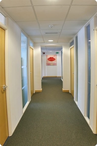 18-28 Turnham Green Ter, London for lease - Interior Photo - Image 3 of 24