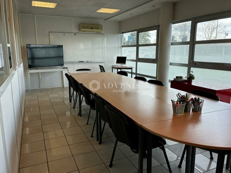 Office in Saint-Avertin for lease - Interior Photo - Image 3 of 7