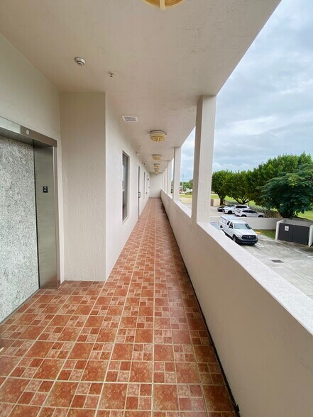 9726 E Indigo St, Miami, FL à louer - Photo du bâtiment - Image 3 de 10
