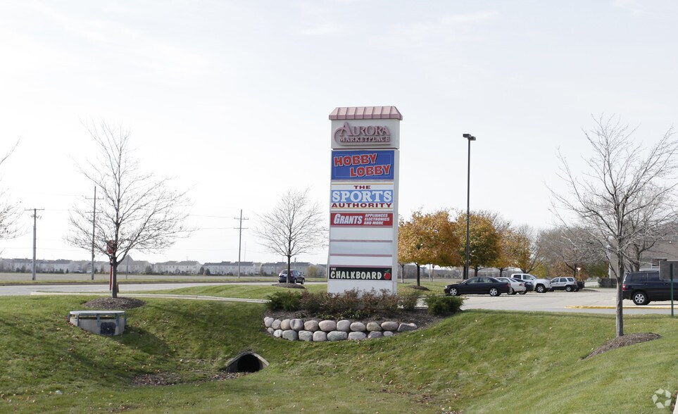 251 Trade St, Aurora, IL à louer - Photo du bâtiment - Image 2 de 6