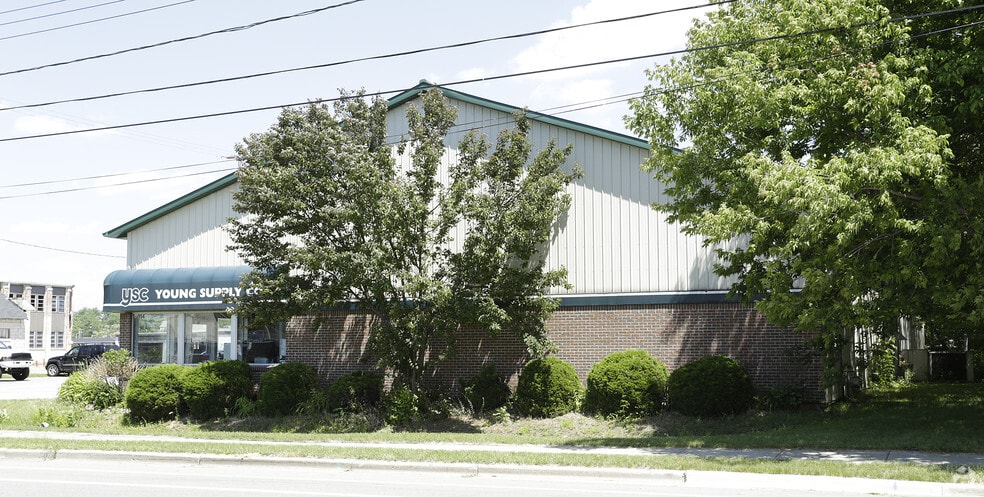 954 Front Ave NW, Grand Rapids, MI for lease - Building Photo - Image 2 of 10