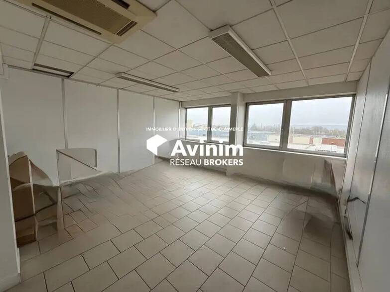 Office in Le Plessis-Bouchard for lease - Building Photo - Image 1 of 1