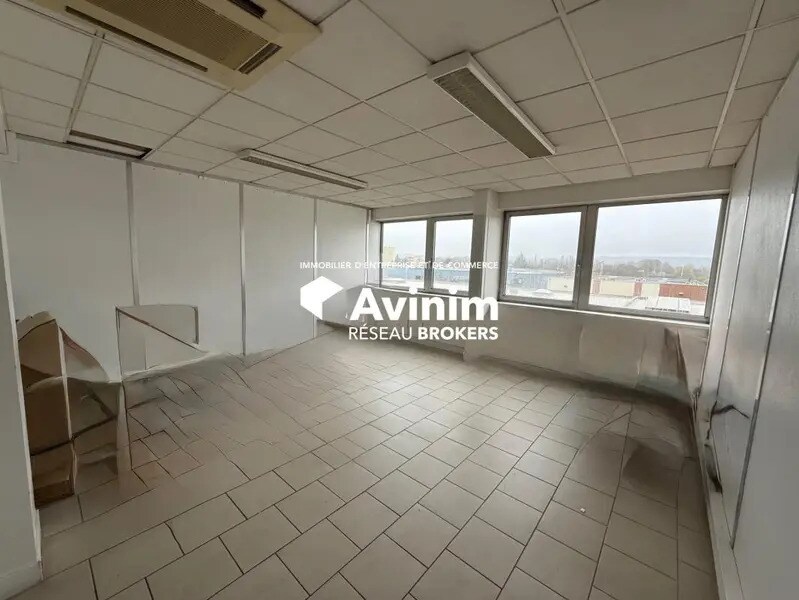 Office in Le Plessis-Bouchard for lease Building Photo- Image 1 of 2