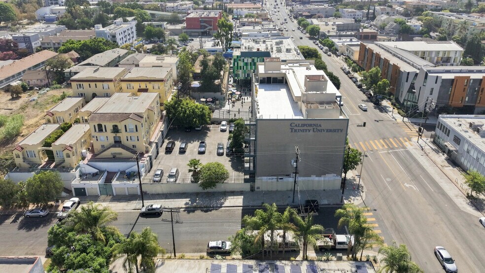 2333 Beverly Blvd, Los Angeles, CA à louer - Photo du bâtiment - Image 2 de 43