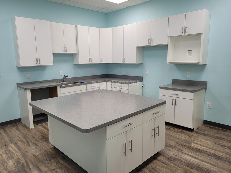 3743 – 3755 Boettler Oaks Dr., Uniontown, OH à louer - Photo du bâtiment - Image 3 de 7