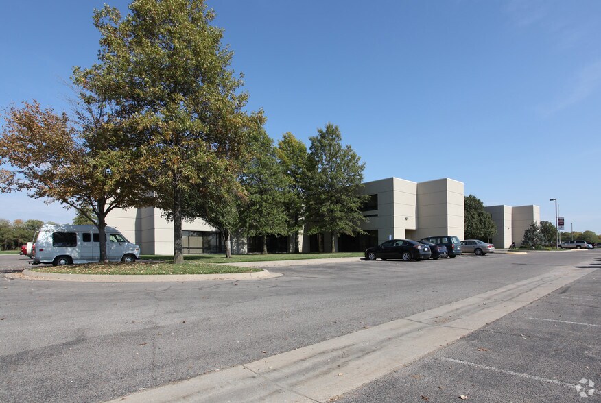 8338 W 13th St N, Wichita, KS à louer - Photo du bâtiment - Image 2 de 9