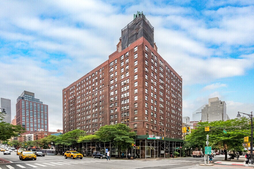 989-1001 First Ave, New York, NY à louer - Photo du bâtiment - Image 2 de 5