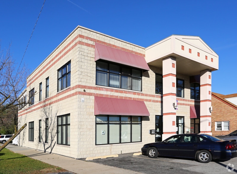 2424 Grand Ave, Waukegan, IL for lease - Primary Photo - Image 1 of 4