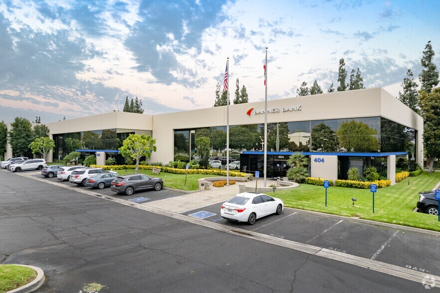 406 E Huntington Dr, Monrovia, CA à louer - Photo du bâtiment - Image 1 de 7