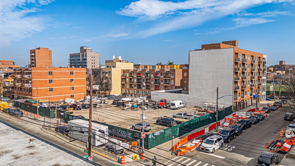 3219-3235 Linden Pl, Flushing, NY à vendre - Photo du bâtiment - Image 3 de 11