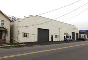 ±10,600 SF Industrial Building - Entrepôt