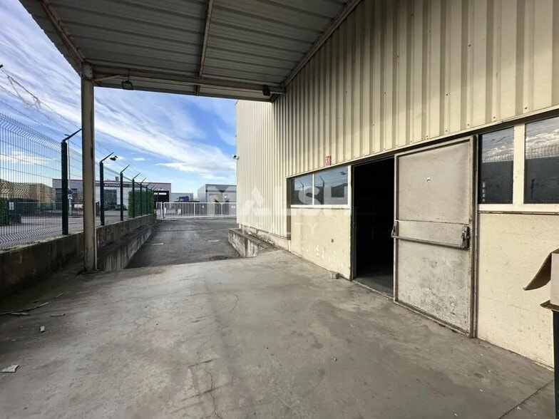 Flex in Genas for lease - Interior Photo - Image 2 of 2