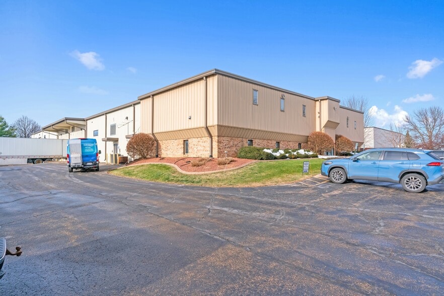 404 Moravian Valley Rd, Waunakee, WI for sale - Building Photo - Image 2 of 7