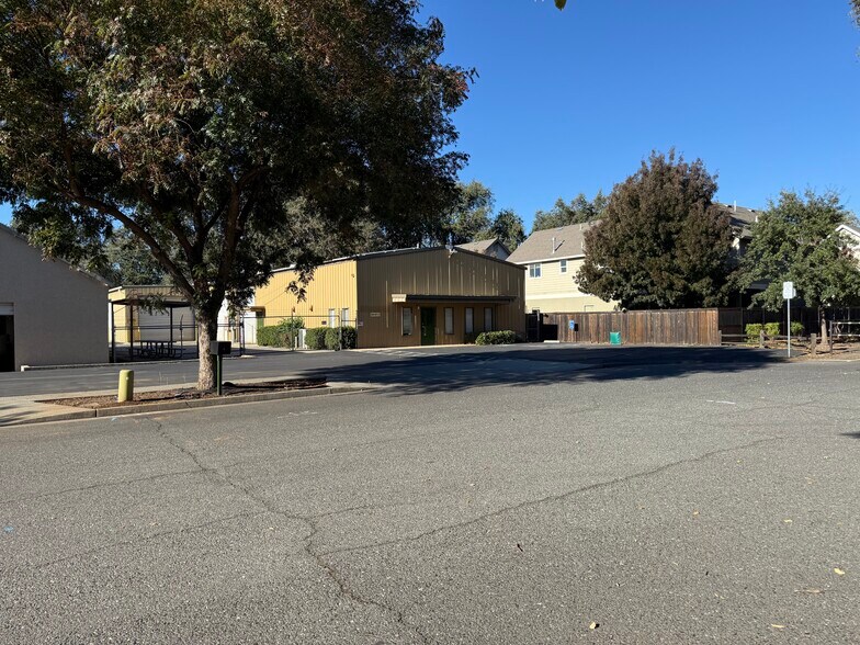 2244 Ivy St, Chico, CA à vendre - Photo du bâtiment - Image 2 de 23