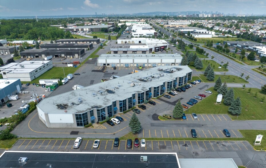 3650 Boul Matte, Brossard, QC à louer - Photo du bâtiment - Image 2 de 7