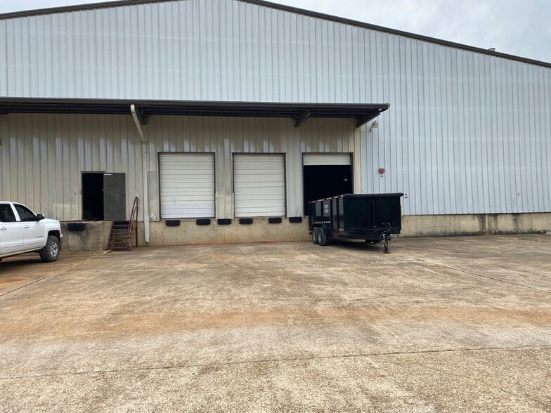 130 N College St, Pontotoc, MS à louer - Photo du bâtiment - Image 1 de 6