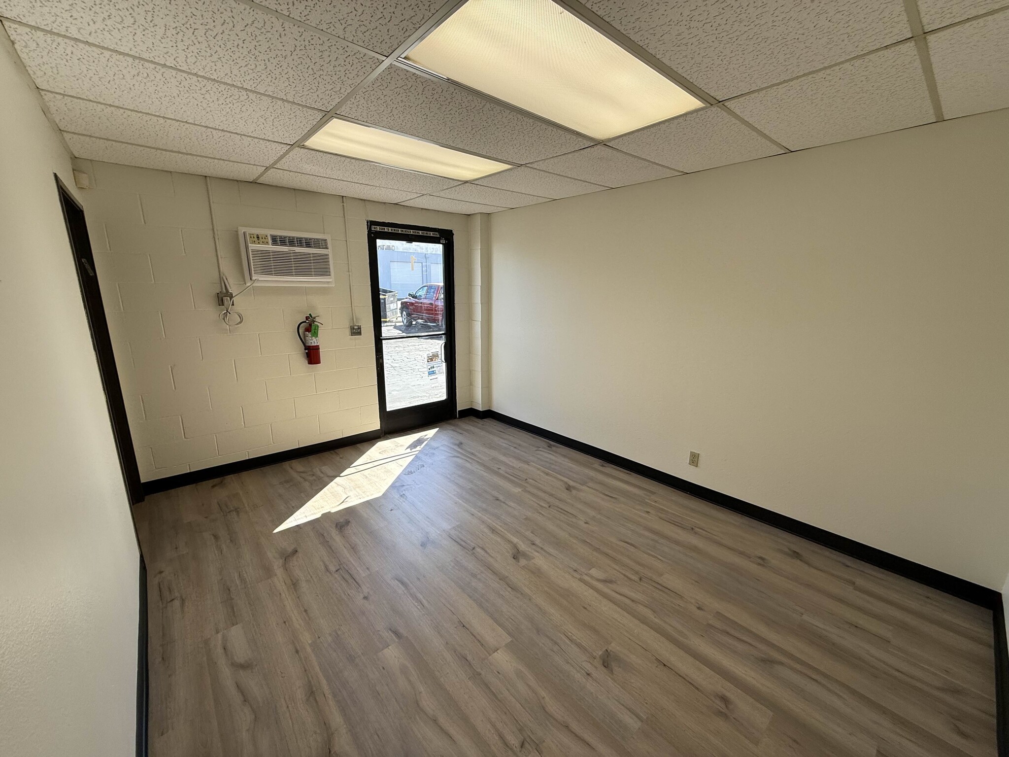 9850-9860 Owensmouth Ave, Chatsworth, CA for lease Interior Photo- Image 1 of 4