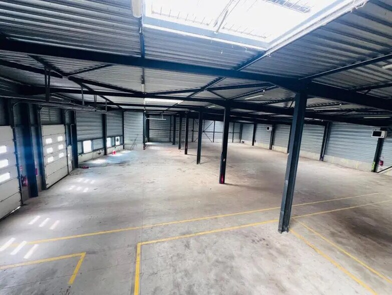 Flex in Montigny-le-Bretonneux for lease - Interior Photo - Image 3 of 14