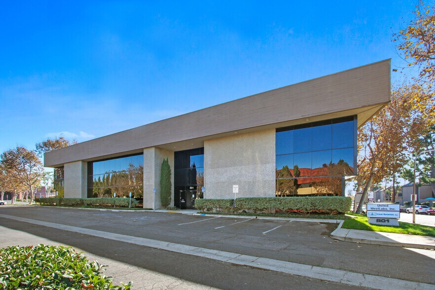 801 Parkcenter Dr, Santa Ana, CA à louer - Photo du bâtiment - Image 2 de 6