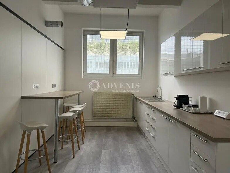 Office in Vanves for lease - Building Photo - Image 3 of 11