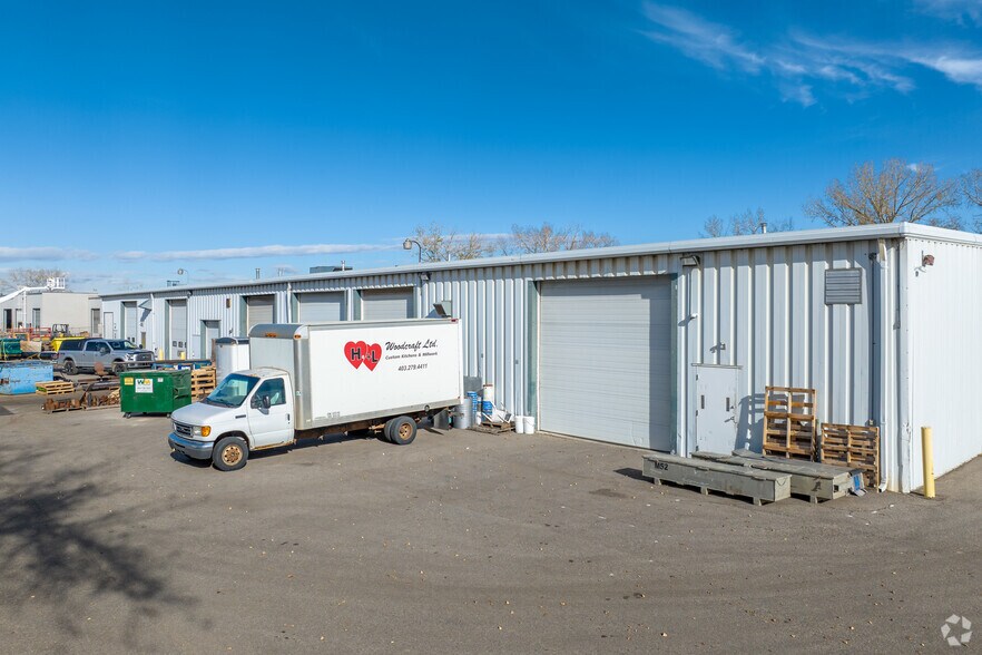3521 78th Ave SE, Calgary, AB à louer - Photo du bâtiment - Image 3 de 6