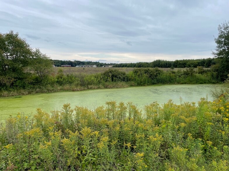 2235 Pleasant Dr, Kronenwetter, WI à vendre - Photo du bâtiment - Image 2 de 3