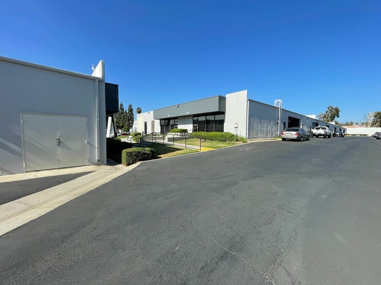 2800-2824 E Imperial Hwy, Brea, CA for lease - Building Photo - Image 3 of 9