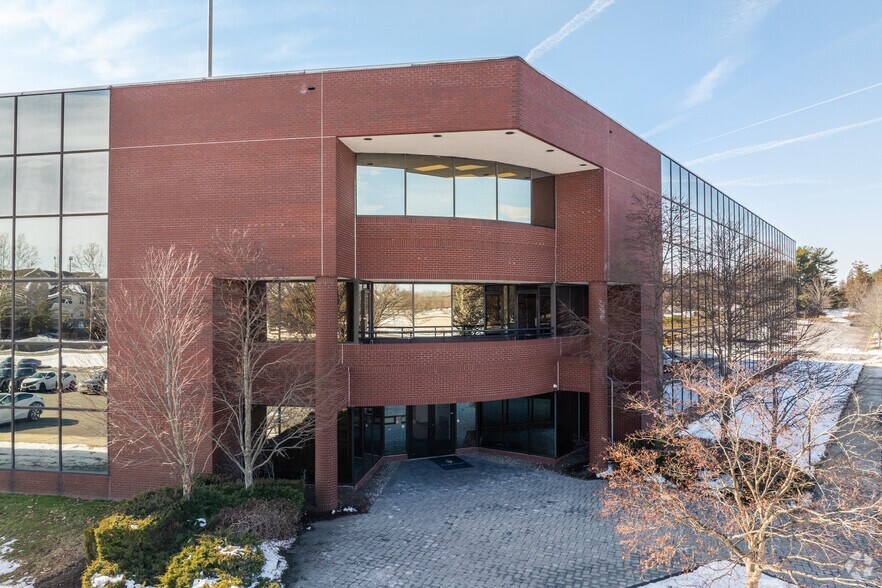 101 Morgan Ln, Plainsboro, NJ à louer - Photo du bâtiment - Image 3 de 5