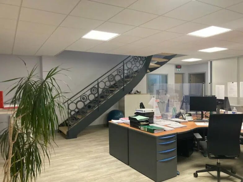 Flex in Pluguffan for lease - Interior Photo - Image 2 of 7