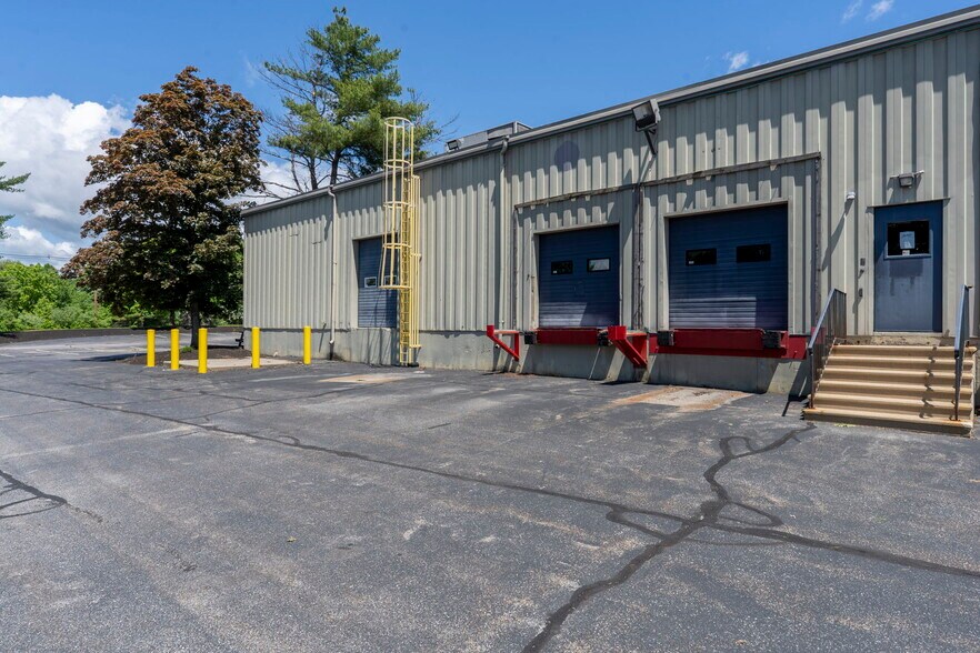 645 Harvey Rd, Manchester, NH à louer - Photo du bâtiment - Image 2 de 32