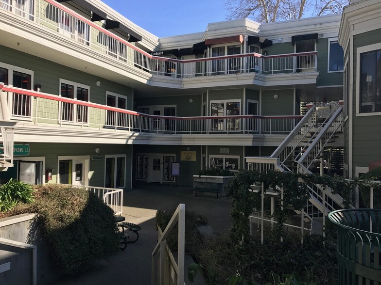 132 E St, Davis, CA à louer - Photo du bâtiment - Image 3 de 8