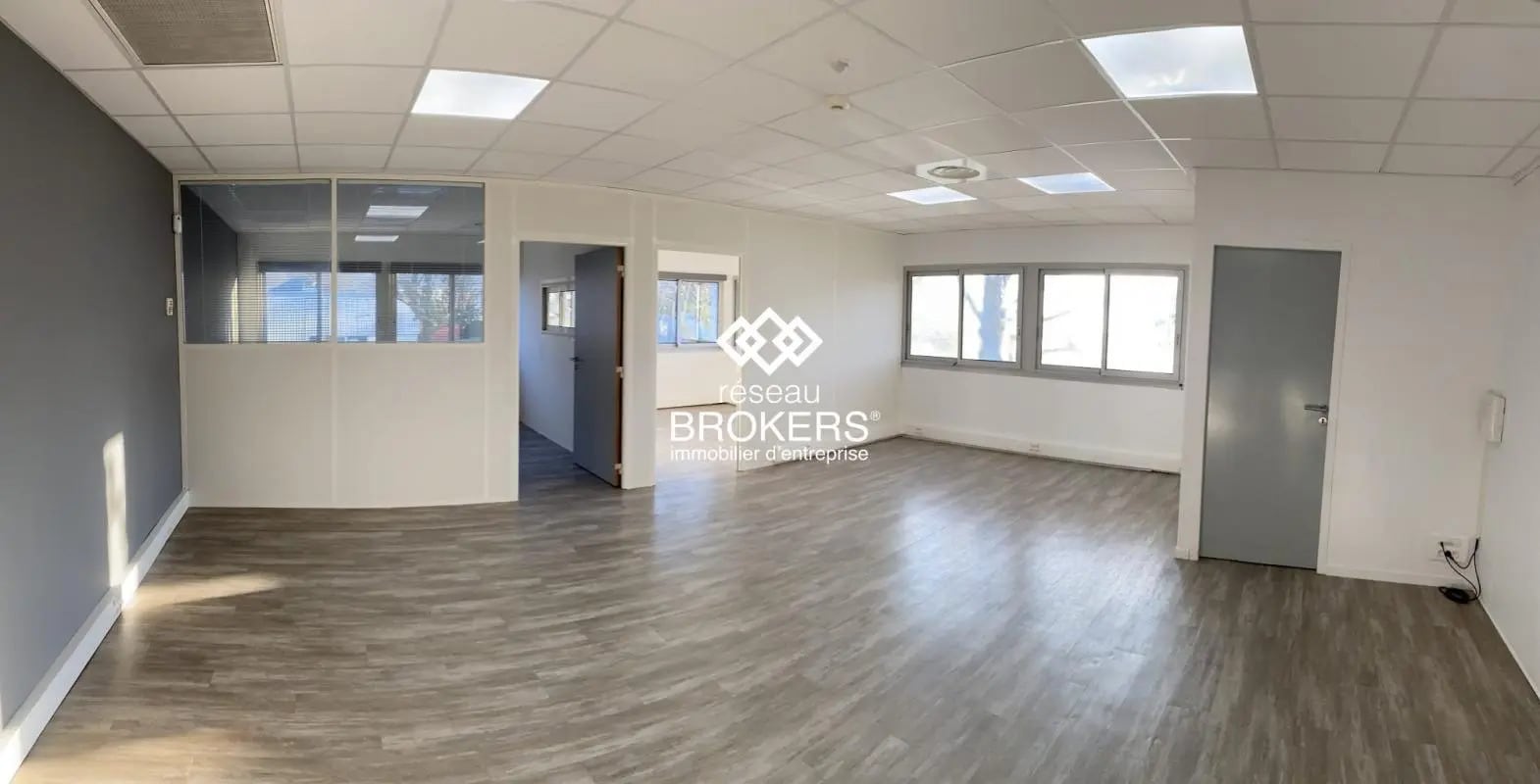 Office in Saint-Martin-le-Vinoux for lease Interior Photo- Image 1 of 6