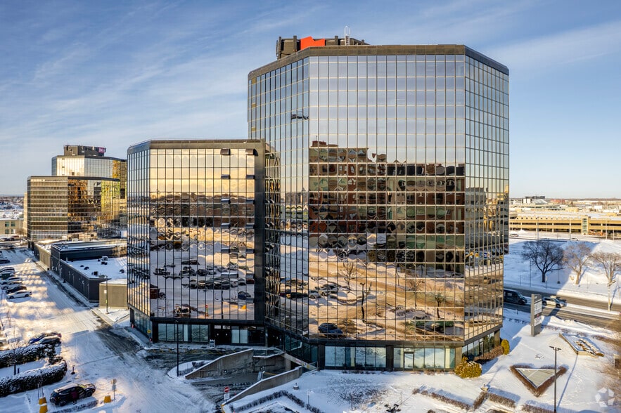 2540 Boul Daniel-Johnson, Laval, QC à louer - Photo du bâtiment - Image 2 de 4