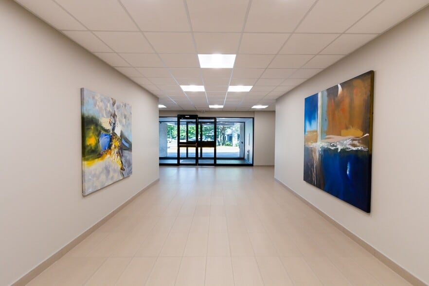 2733 Lancaster Rd, Ottawa, ON for lease - Interior Photo - Image 3 of 8